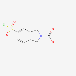 Tert-butyl 5-(chlorosulfonyl)isoindoline-2-carboxylate