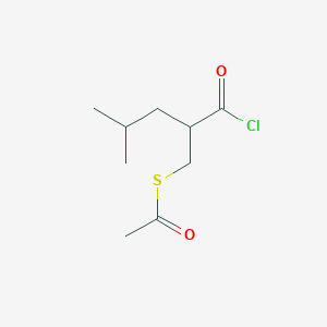 molecular formula C9H15ClO2S B8685374 2-[(Acetylthio)methyl]-4-methylpentanoyl chloride CAS No. 76789-50-9