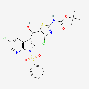 molecular formula C22H20Cl2N4O5S2 B8769115 Carbamic acid, N-[4-chloro-5-[[5-chloro-1-(phenylsulfonyl)-1H-pyrrolo[2,3-b]pyridin-3-yl]hydroxymethyl]-2-thiazolyl]-, 1,1-dimethylethyl ester 